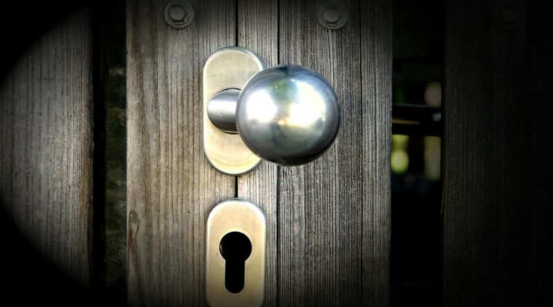 Najczęstsze błędy przy wyborze okuć drzwiowych – czego unikać, aby drzwi działały bezproblemowo przez lata? Najczęstsze błędy przy wyborze okuć drzwiowych – czego unikać, aby drzwi działały bezproblemowo przez lata?